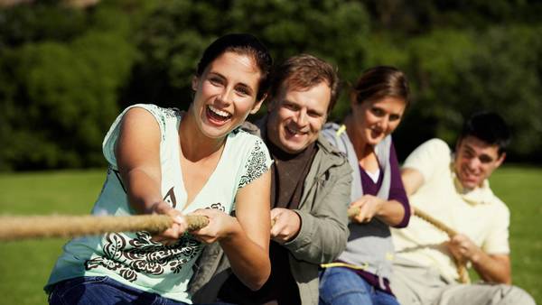 Tirar-cuerda-grupo-Foto-Think