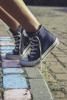 legs-snickers-converse-medium